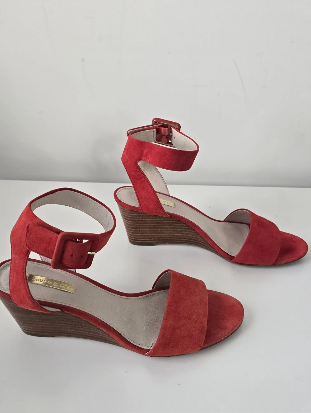 Louise et Cie Red Suede Open Toe Ankle Strap Wedge Sandal 8M Summer Date Night